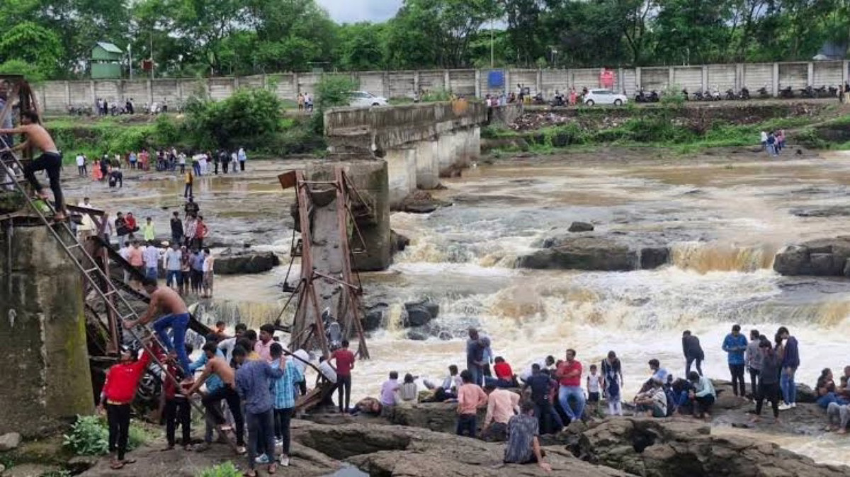 Collapsed Indrayani River Bridge in Pune with NDRF rescue boats – June 15, 2025